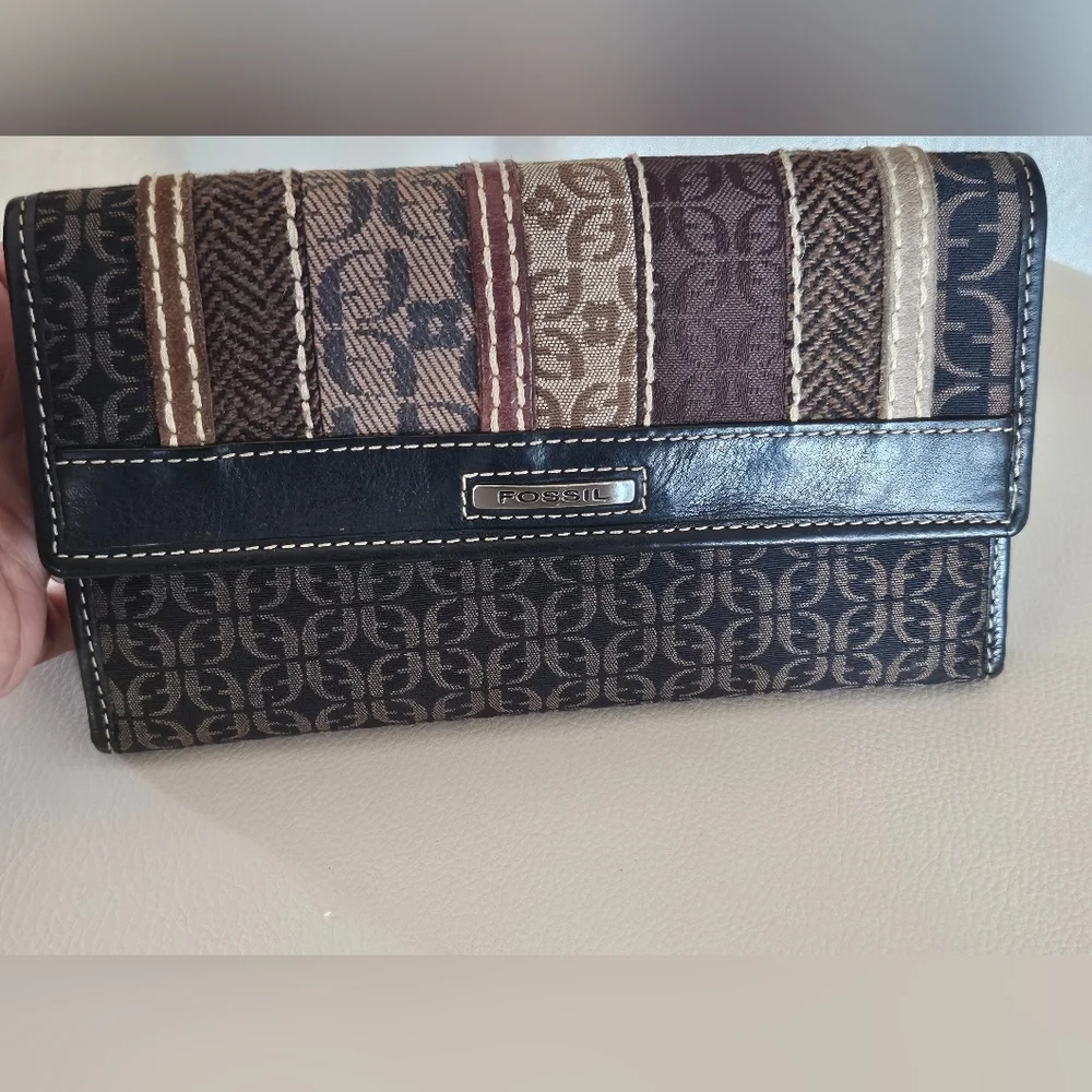 Fossil Brown Multi-Strip Patterned Wallet - Picture 2 of 12